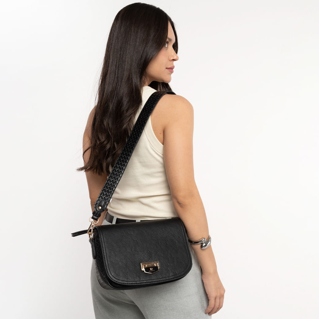 Bolsa tiracolo preta WJ vista frontal com alça ajustável e detalhes em fecho metálico dourado